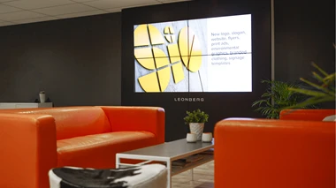 Digital signage videovegg med 4 skjermer med innramming fra gulv til tak