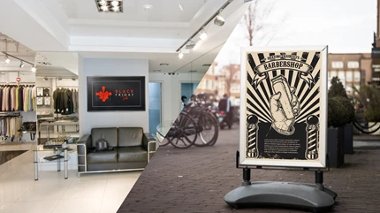 To-delt bilde fra butikk med plakat og digital plakat