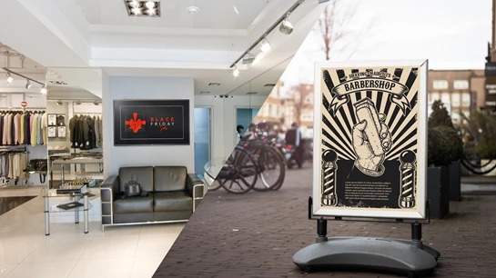 To-delt bilde fra butikk med plakat og digital plakat